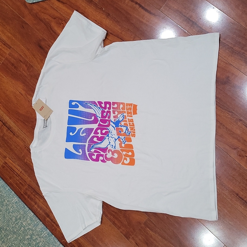NWT Men's Levi's tee